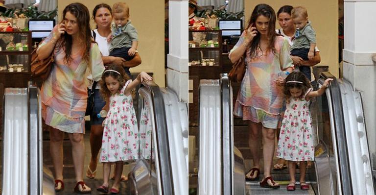 2 meses após a chegada de Pedro, Claudia Abreu passeia com Felipa e José