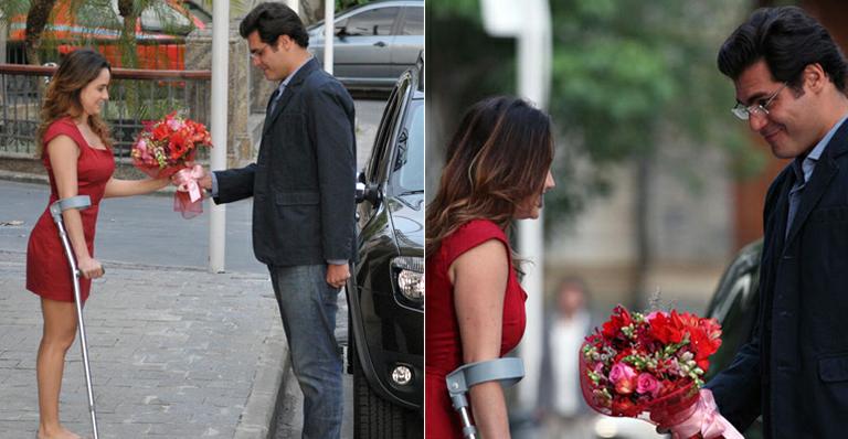 Sem querer, Ana causa ciúme em Rodrigo ao sair com Lúcio