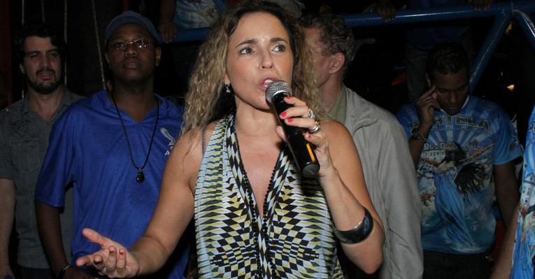 Daniela Mercury participa de ensaio da Portela no Rio de Janeiro