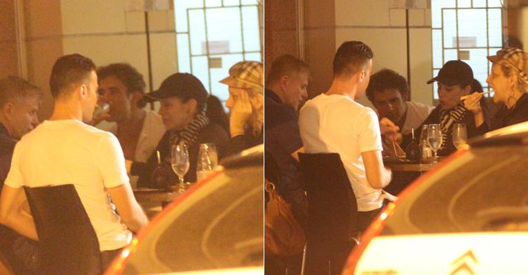 Danielle Winits e Marcos Pasquim jantam com amigos em restaurante japonês