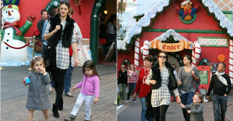 Alessandra Ambrosio leva Anja para ver Papai Noel