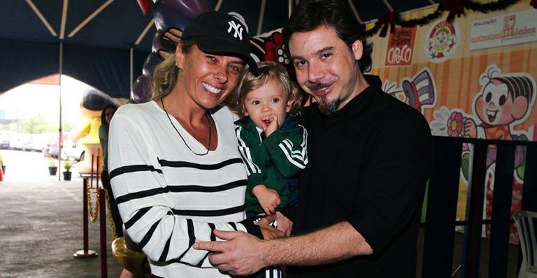 Adriane Galisteu e Alexandre Iódice levam o pequeno Vittorio ao circo