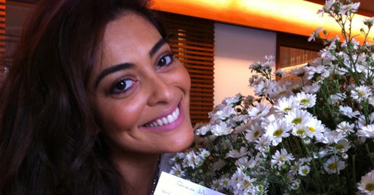 Prestigiada, Juliana Paes recebe flores e elogios de Sônia Braga