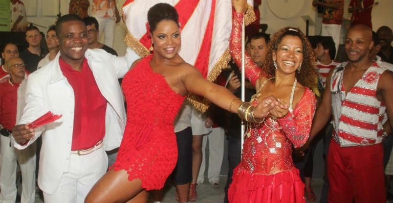 Adriana Bombom é apresentada como musa do Salgueiro