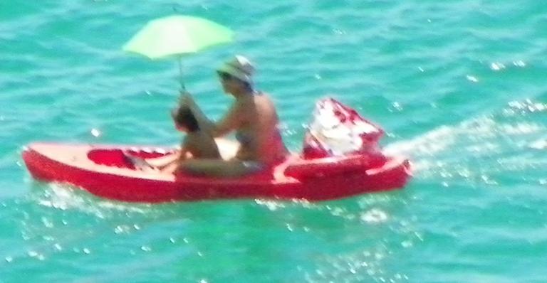 Após susto, Ivete Sangalo passeia de barco