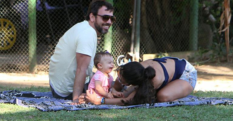 Marcelo Faria e sua Camila Lucciola dão risadas com a doce Felipa