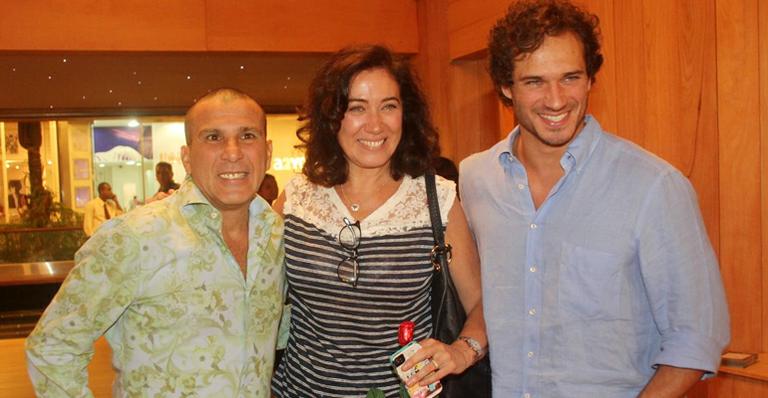 Lilia Cabral e Paulo Rocha, atores de ‘Fina Estampa’, prestigiam Eri Johnson no teatro