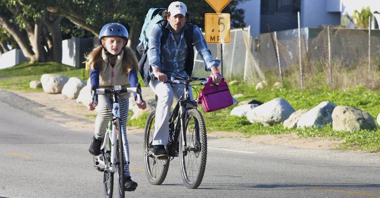 Patrick Dempsey anda de bike com a filha Tallula