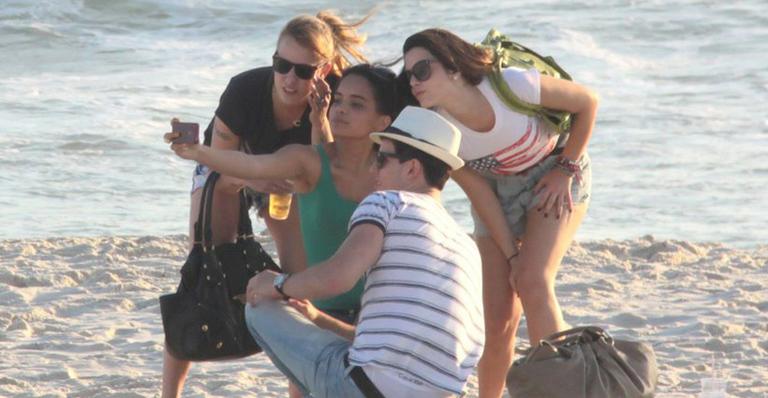 Carol Macedo e Giovanna Lancellotti em tarde com os amigos