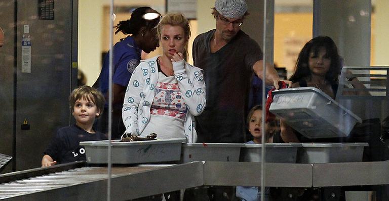 Britney Spears volta para casa com a família e o namorado após fim da turnê