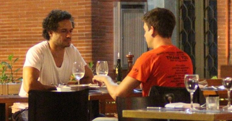 Paulo Rocha, o português de ‘Fina Estampa’, janta no Leblon com amigo