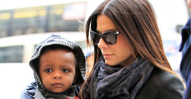Sandra Bullock e Louis enfrentam o frio de Nova York