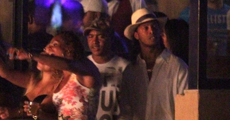 Cercado de mulheres, Ronaldinho Gaúcho curte show no Rio
