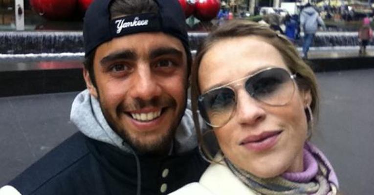 Grávida, Luana Piovani viaja com o maridão para Nova York