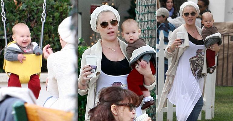 Pink desiste de esconder filha dos paparazzi e mostra a fofa Willow ao mundo