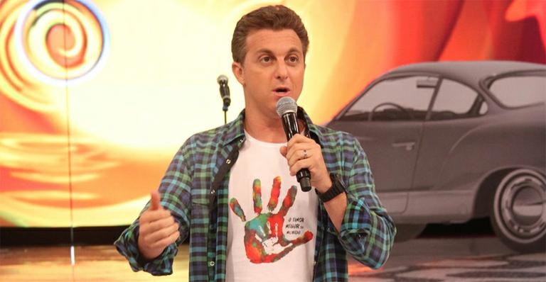 Luciano Huck comete gafe e fãs o mandam para o ‘Soletrando’
