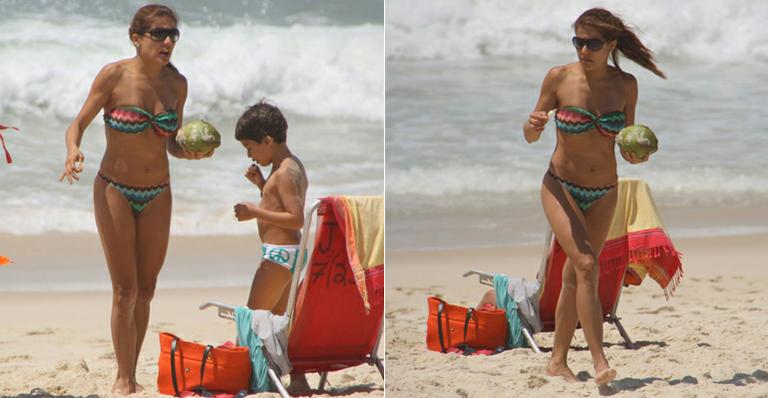 Nivea Stelmann esbanja boa forma na praia com o filho Miguel