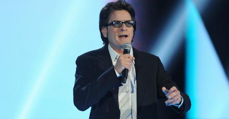 Sem querer, Charlie Sheen tuita seu número de telefone