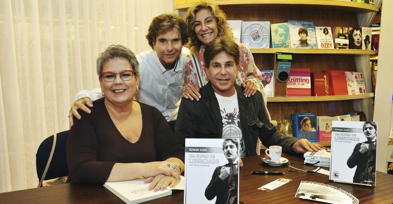 Edwin Luisi autografa sua biografia no Rio de Janeiro