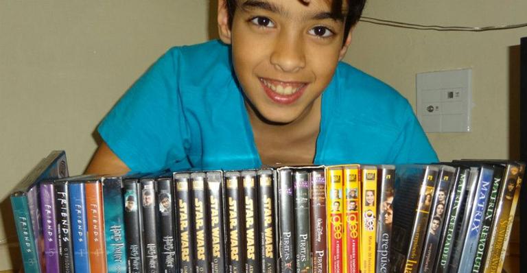 Matheus Costa faz coleção de DVDs com mais de 300 títulos
