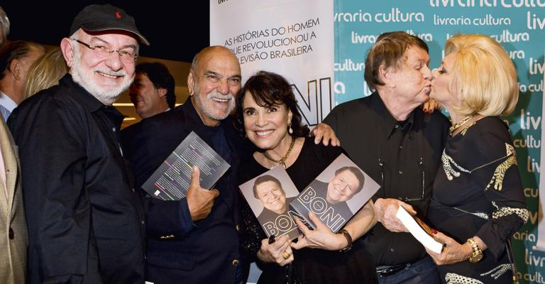 Boni ganha o carinho da mãe em lançamento de sua biografia
