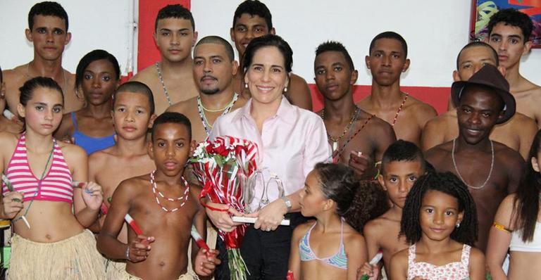 Gloria Pires confere apresentação de prêmio em Niterói