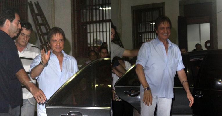 Roberto Carlos visita igreja no Rio de Janeiro