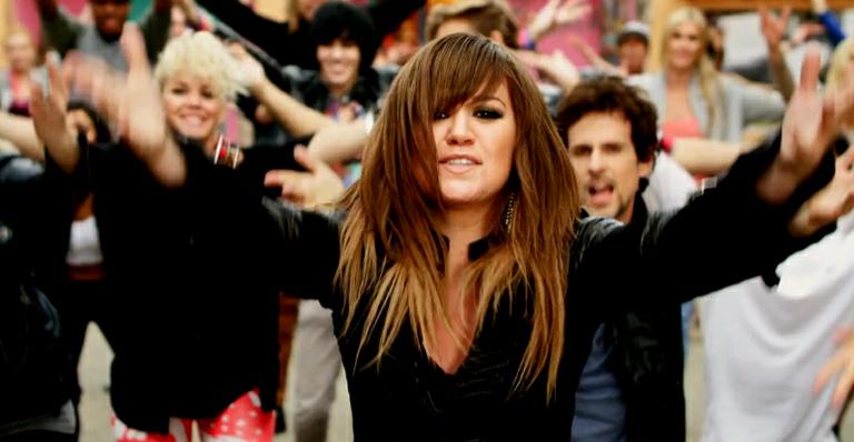 Kelly Clarkson lança clipe com ‘flashmob global’