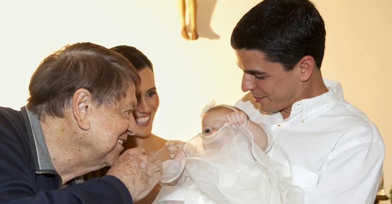 Boni dedica sua biografia à neta no dia do batizado