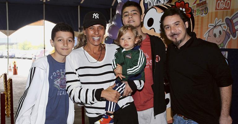 Adriane Galisteu leva o filho para espetáculo da Turma da Mônica em São Paulo