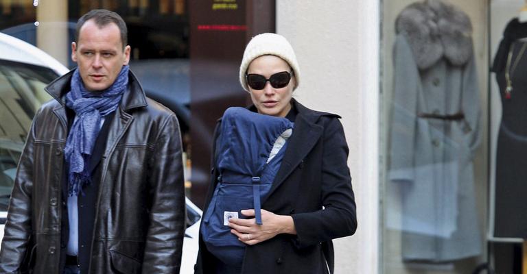 Em dia frio, Carla Bruni passeia com a filha em Paris