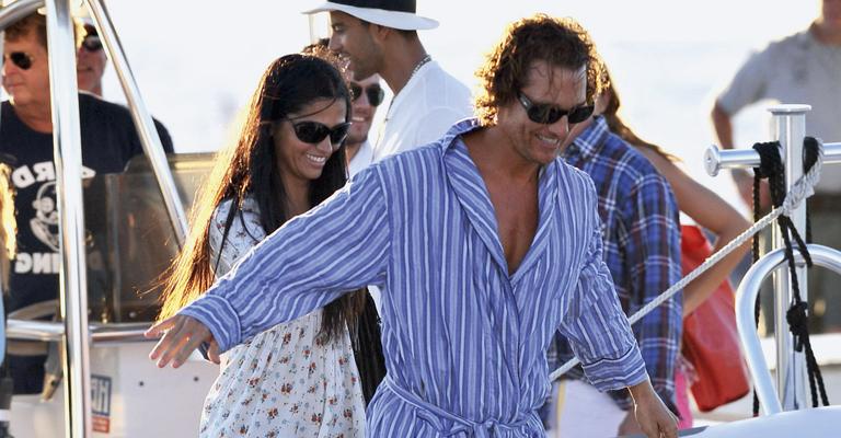 Camila Alves visita set de filme estrelado pelo amado