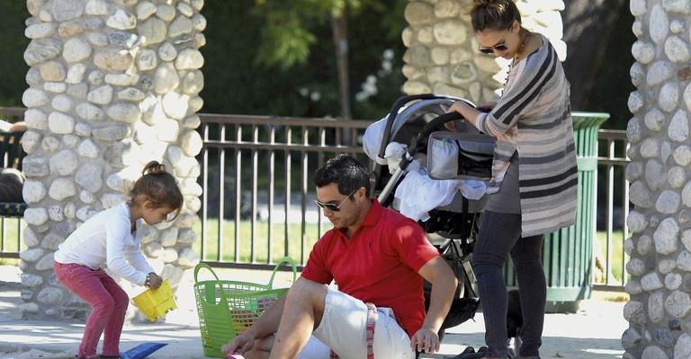 Jessica Alba passeia com a família em Beverly Hills