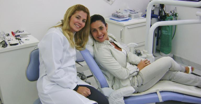 Scheila Carvalho cuida do sorriso em clínica dentária