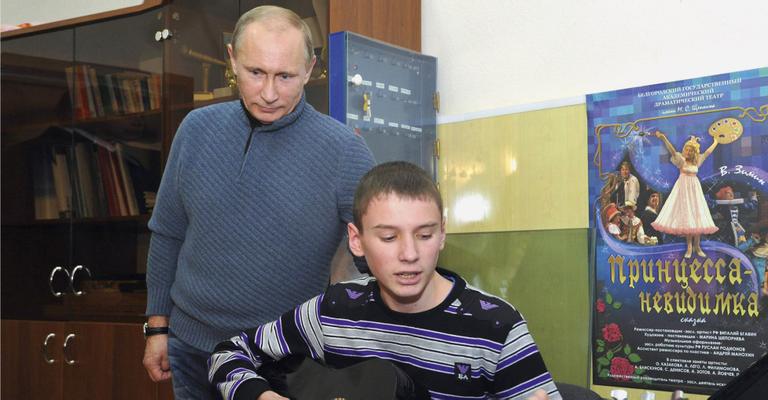Vladimir Putin é recebido por crianças em fronteira russa com a Ucrânia