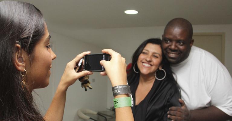 Benedita fotografa a mãe, Regina Casé, em show