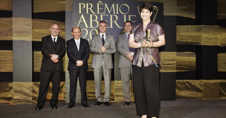 Jornalista Mariana Godoy representa o canal Globonews em premiação