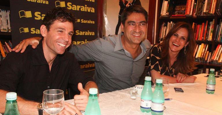 Zeca Camargo e Renata Ceribelli lançam livro do ‘Medida Certa’ em SP