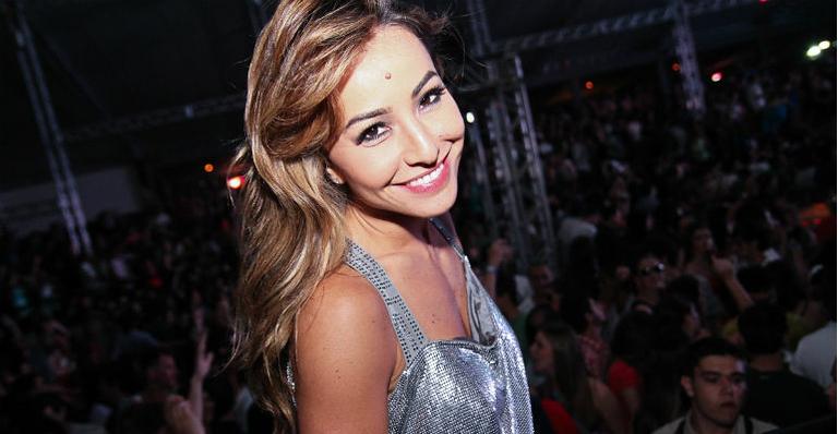 Sabrina Sato volta às origens no Natal