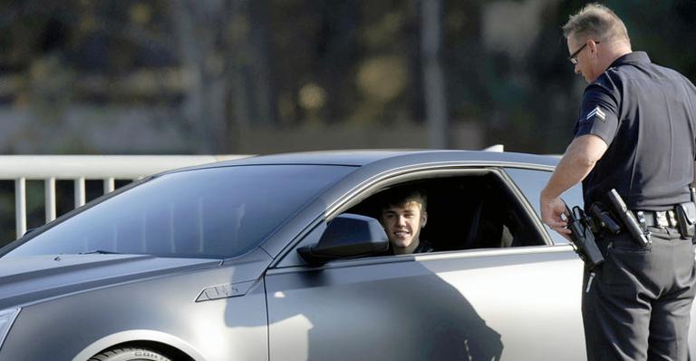 Justin Bieber é parado por oficial da polícia