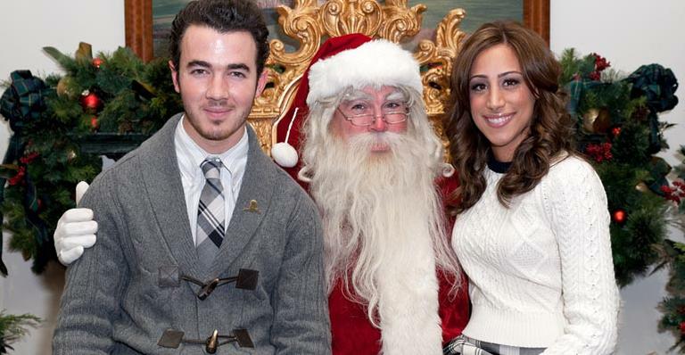 Kevin Jonas e Danielle se divertem com Papai Noel