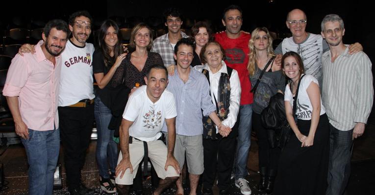 Elenco de ‘Cordel Encantado’ prestigia Domingos Montagner no teatro