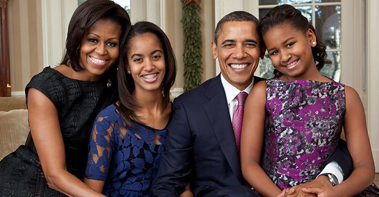 Barack Obama posa ao lado de Michelle e das filhas para foto oficial