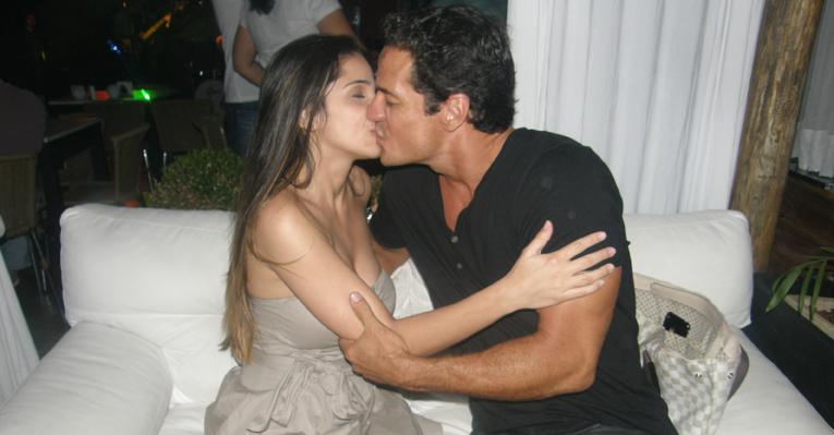 Depois de beijar muito, Carlos Machado canta para a namorada