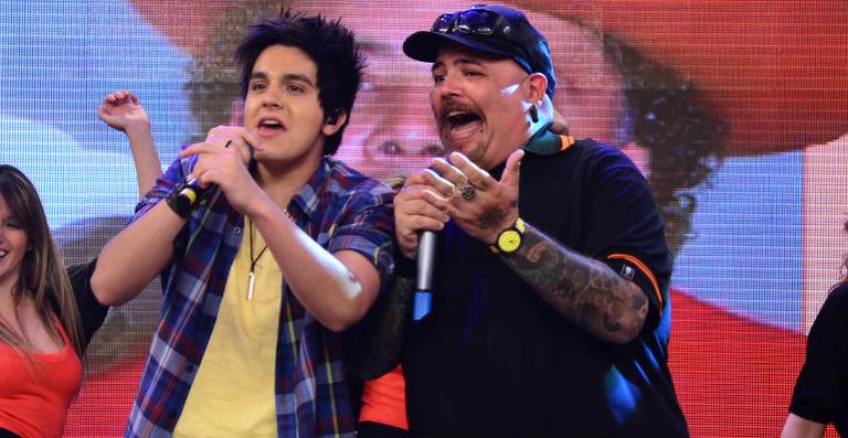 Luan Santana e João Gordo cantam juntos no programa ‘Legendários’, da Record