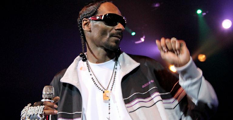 Ao lado de Marcelo D2, Snoop Dogg homenageia o Brasil em seu novo clipe