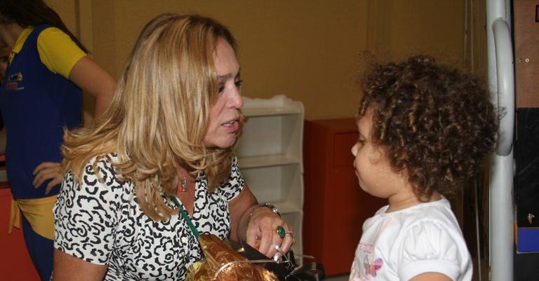 Susana Vieira se diverte no aniversário da pequena fã Maria Clara