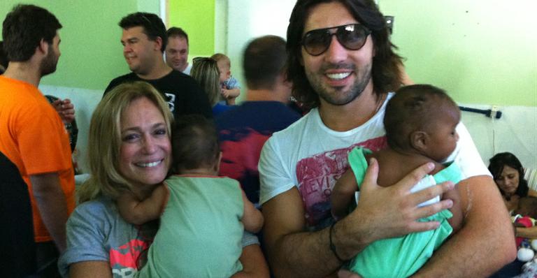 Susana Vieira e o namorado Sandro Pedroso visitam abrigo de crianças carentes