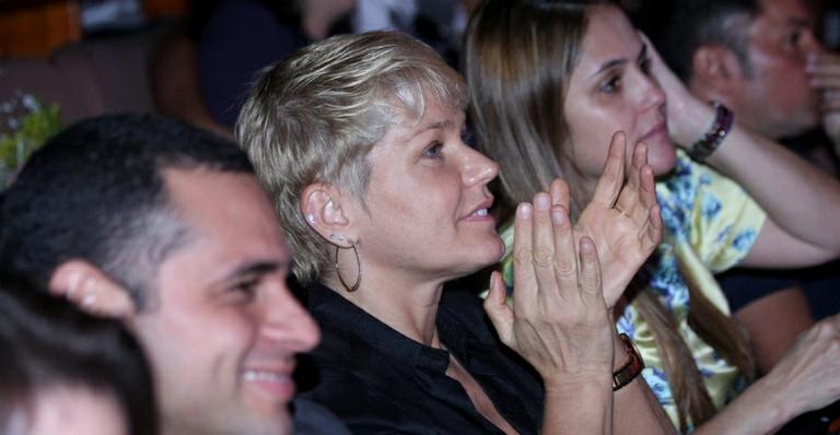 Xuxa, Edson Celulari e Flávia Alessandra aplaudem filhas no balé