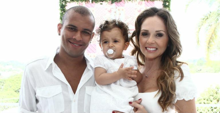 Fabiana Alvarez e Gabriel Rodrigues batizam a pequena Estella